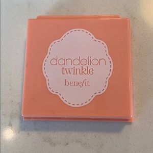 BENEFIT Dandelion Twinkle Highlighter